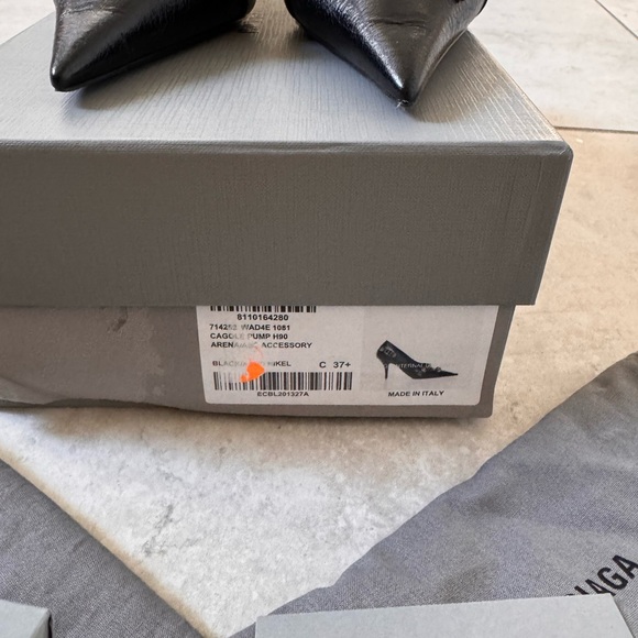 Black Heels with Stiletto Heels and Straps - Picture 5 of 5